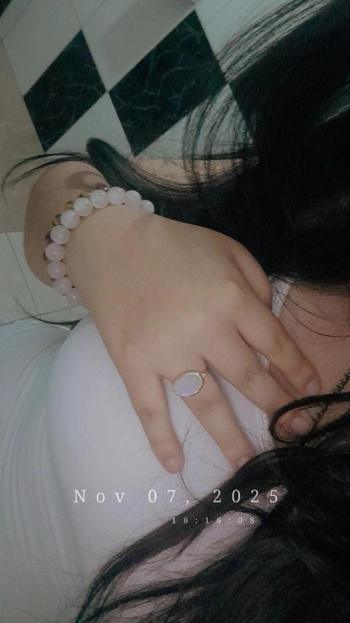 Adriana llevando el anillo